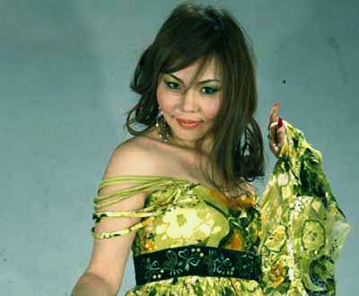 МУГЖ Ж.Алтанцэцэг алтадмал, swarovski шигтгээ бүхий микрофонтой болно